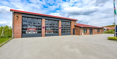 Foto der Freiwilligen Feuerwehr Ahlerstedt. In der Garage stehen zwei Feuerwehrfahrzeuge.