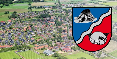 Luftbild von Ahlerstedt. Rechts ist das Wappen der Gemeinde Ahlerstedt zu sehen.