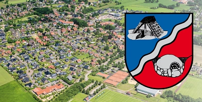Luftbild von Ahlerstedt. Rechts ist das Wappen der Gemeinde Ahlerstedt zu sehen.