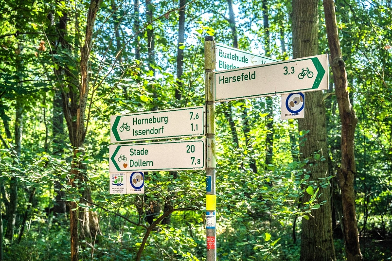 Wegweiser mit Hinweisen auf diverse Radwege in Richtung Horneburg und Stade oder in Richtung Harsefeld, darunter die Zeichen der Steinroute