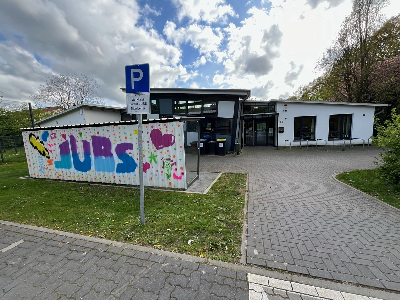 Ein Gebäude mit vielen Fenstern. Es ist die Vorderansicht von der Jugendbegegnungsstätte.