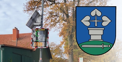 Ein Geschwindigkeitsdisplay und daneben das Wappen der Gemeinde Bargstedt