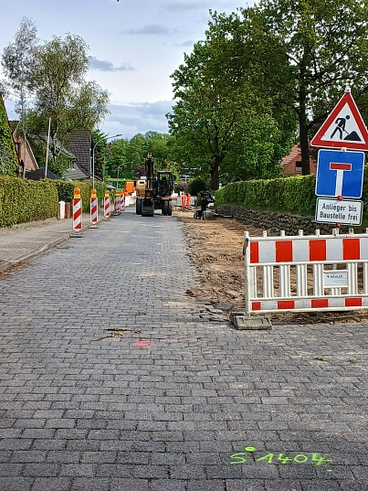 Bauarbeiten in der Ostlandstraße Zu sehen ist eine gepflasterte Straße mit einem Sackgassenschild und einer Schranke, an dessen Ende ein Bagger steht. © Samtgemeinde Harsefeld