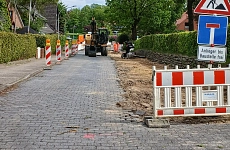 Bauarbeiten in der Ostlandstraße Zu sehen ist eine gepflasterte Straße mit einem Sackgassenschild und einer Schranke, an dessen Ende ein Bagger steht.