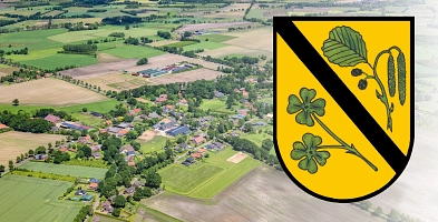 Luftbild der Gemeinde Brest. Rechts ist das Wappen der Gemeinde Brest zu sehen.