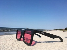 Brille_SeniorInnenbeirat Das Bild zeigt eine große Brille am Sandstrand. © SeniorInnenbeirat Samtgemeinde Harsefeld