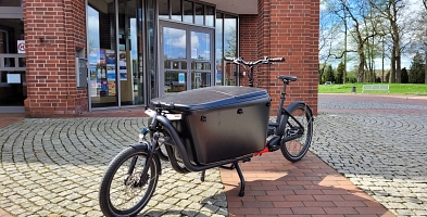 Das E-Lastenrad der Samtgemeinde steht vor dem Rathaus