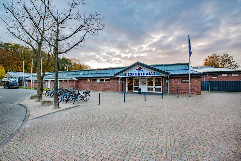 Der Eingang der Eissporthalle Harsefeld von außen im Winter.