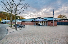 Der Eingang der Eissporthalle Harsefeld von außen im Winter.