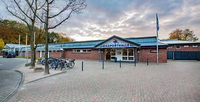 Der Eingang der Eissporthalle Harsefeld von außen im Winter.