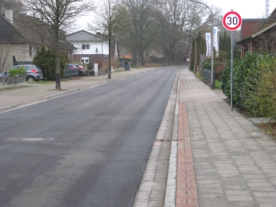 Erster Bauabschnitt "Im Sande" fertiggestellt Die neue Straßendecke "Im Sande ist zu sehen mit einem 30er Geschwindigkeitsbild. © Samtgemeinde Harsefeld