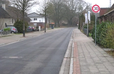 Erster Bauabschnitt "Im Sande" fertiggestellt Die neue Straßendecke "Im Sande ist zu sehen mit einem 30er Geschwindigkeitsbild.
