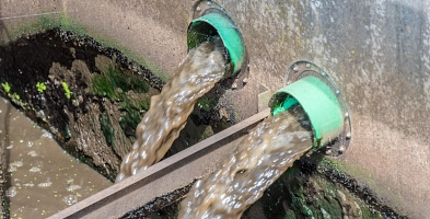 Zu sehen sind zwei Rohre, aus denen Abwasser läuft.