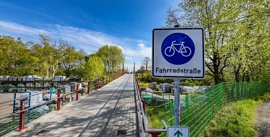Einfahrt zur Fahrradstraße an der Fußgänger und Radfahrbrücke am Bahnhof Harsefeld