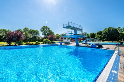 Freibad Turm beim Schwimmerbecken Der 5 Meter Turm über dem gefüllten Schwimmerbecken. © Martin Elsen