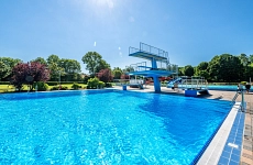 Der 5 Meter Turm über dem gefüllten Schwimmerbecken.