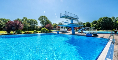 Der 5 Meter Turm über dem gefüllten Schwimmerbecken.