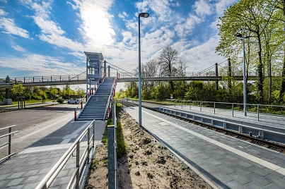 Die Fußgänger- und Fahrradbrücke spannt sich über die Umgehungsstraße und die Gleise.&nbsp;&copy;&nbsp;Martin Elsen