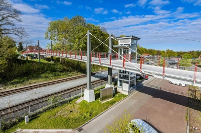 Die Fußgänger- und Radfahrbrücke spannt sich über die Bahngleise.&nbsp;&copy;&nbsp;Martin Elsen