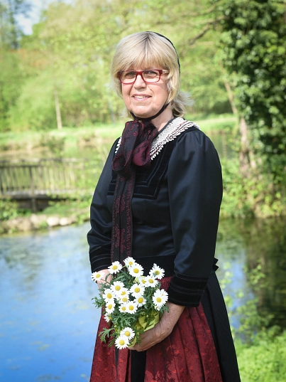 Gästeführerin in Tracht vor einem Klosterteich&nbsp;&copy;&nbsp;Fotostudio Augenblicke