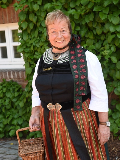 Gästeführerin Ursula Vieths Gästeführerin in Tracht © Fotostudio Augenblicke