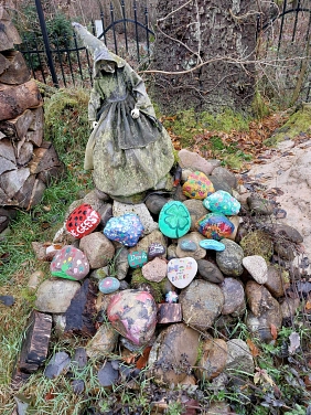 Gartenbild mit drappierten Steinen Erinnerungen an die Zusammenarbeit im Garten eingearbeitet. © Samtgemeinde Harsefeld