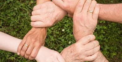 Hände die sich anfassen und einen Kreis bilden