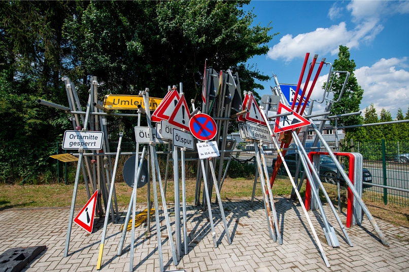 Zu sehen sind diverse verschiedenste Straßenverkehrsschilder, welche angelehnt an einer hohen Metallgerüst stehen. Der Standort befindet sich beim Bauhof in Harsefeld.