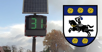 Ein Geschwindigkeitsdisplay und daneben das Wappen der Samtgemeinde Harsefeld