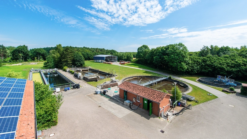 Zu sehen ist ein Teilausschnitt der Kläranlage in Harsefeld. Im Vordergrund befindet sich das Belebungsbecken I und die Fäkalannahmestation. Im hinteren Bereich sind das Belebungsbecken II und zwei Nachklärbecken zu sehen.