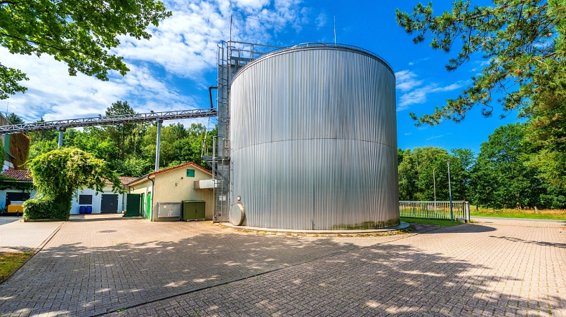 Zu sehen ist eine Nahaufnahme des Faulturmes im Eingangsbereich des Kläranlagengeländes in Harsefeld.