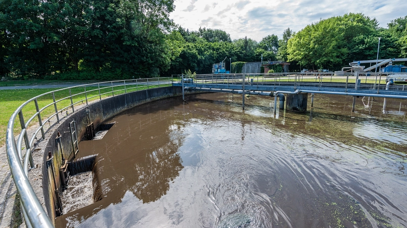 Zu sehen ist eine Nahaufnahme des Nachklärbeckens der Kläranlage in Harsefeld.
