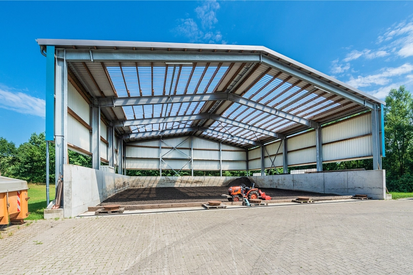 Zu sehen ist von der Kläranlage Harsefeld die, nach vorne geöffnete Trocknungshalle.
