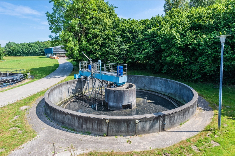 Zu sehen ist von der Kläranlage Harsefeld das Vorklärbecken.