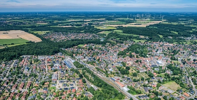Luftaufnahme des Flecken Harsefeld. In der Zentrum des Fotos ist der Bahnhof Harsefeld zu sehen.