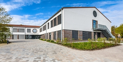 Foto der Eingangstür der Rosenborn Grundschule Harsefeld. Im Vordergrund ist eine Fluchttreppe zu sehen.