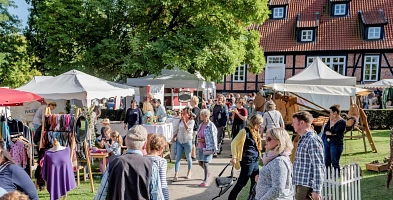 Bild zeigt Menschen beim Stöbern auf dem Markt