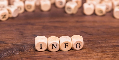 Informationswort geschrieben auf hölzerne Würfel