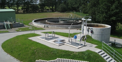 Zu sehen ist die Kläranlage Bockholt mit Belebungsbecken und technischen Anlagen. Diese ist für die Reinigung des Abwassers der Orte Ahlerstedt, Ahrenswohlde, Ottendorf und Kakerbeck zuständig und wird von den Samtgemeindewerken betrieben.
