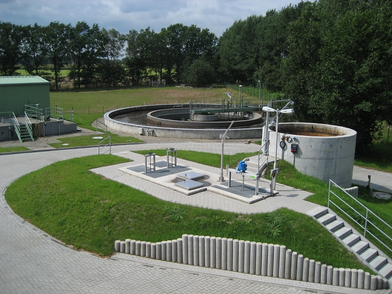 Zu sehen ist die Kläranlage Bockholt mit Belebungsbecken und technischen Anlagen. Diese ist für die Reinigung des Abwassers der Orte Ahlerstedt, Ahrenswohlde, Ottendorf und Kakerbeck zuständig und wird von den Samtgemeindewerken betrieben.