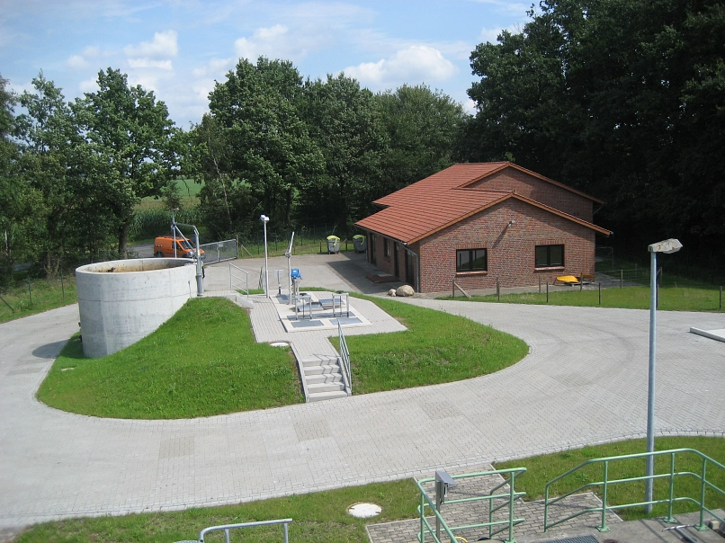 Zu sehen ist eine Luftbildaufnahme der Kläranlage in Bockholt mit dem Betriebs- und Siebtrommelgebäude sowie dem Abschlag- u. Verteilerbauwerk und Schlammspeicher.
