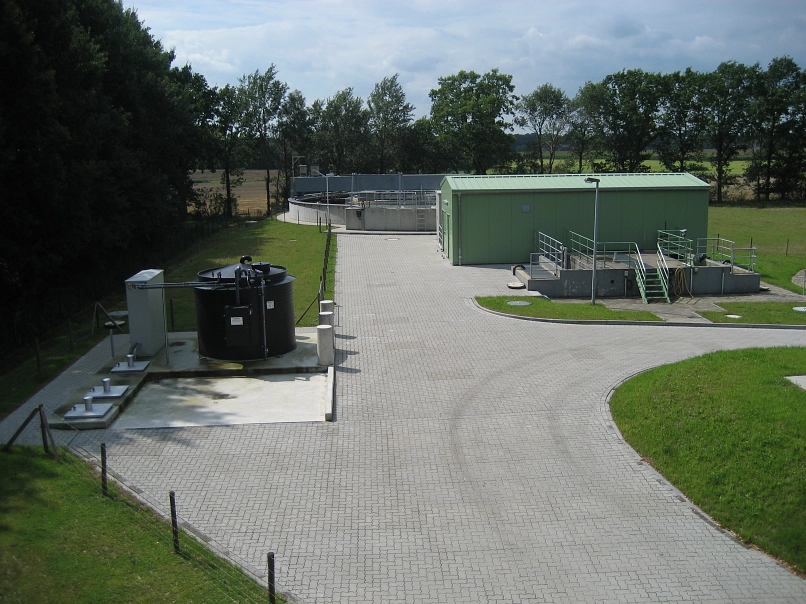 Zu sehen ist eine Luftbildaufnahme der Kläranlage Bockholt mit der Gebläsestation u. maschinelle Schlammeindickung sowie weiteren technischen Anlagen.
