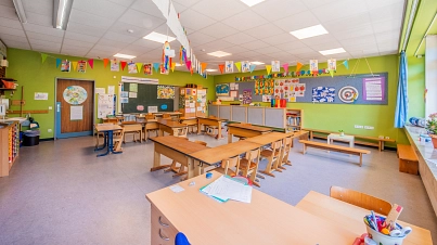 Klassenzimmer Schule Ahlerstedt Ein Klassenzimmer einer Grundschule ist zu sehen mit Schultischen und Stühlen und eine fröhlich, bunte Wimpelkette hängt im Raum. © Martin Elsen