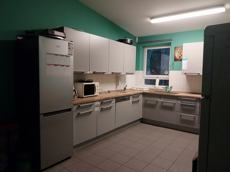 Eine vollausgestattete Küche. Die Wände sind in Mintgrün.