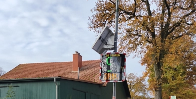 Geschwindigkeitsmessanzeige in Bargstedt an der L123 auf Höhe des Seniorenheims