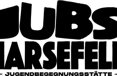 Es stehen in schwarz die Buchstaben J,U,B,S Harsefeld und ausgeschrieben Jugendbegegnungsstätte auf dem Bild.