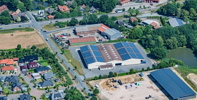 Luftaufnahme Fricke Landmaschinen mit sichtbaren Landmaschinen auf dem Grundstück und Raisa Kartoffellagerhaus zentral vom Bild.
