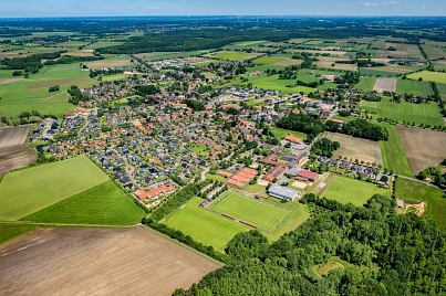 Es handelt sich um eine Luftbildaufnahme von Ahlerstedt. Es ist der gesamte Ort mit den darum liegenden Feldern, Wäldern und Natur zu sehen; im oberen Bereich ein strahlend blauer Himmel.&nbsp;&copy;&nbsp;Martin Elsen