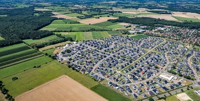 Es handelt sich um eine Luftbildaufnahme von Harsefeld. Es ist der Bereich des aktuellen Neubaugebietes zu sehen.