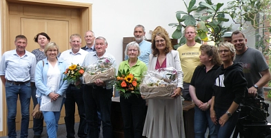 Die Ortsbeauftragten der Samtgemeinde Harsefeld auf einem Gruppenfoto mit der Samtgemeindebürgermeisterin Ute Kück vor dem Sitzungszimmer im Rathaus Harsefeld.